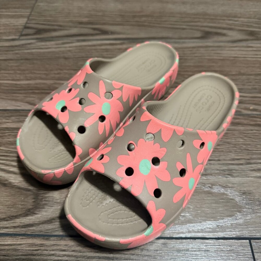 Crocs Classic Platform Retro Resort Flip Flops – Women’s Size 5 – Floral Pattern